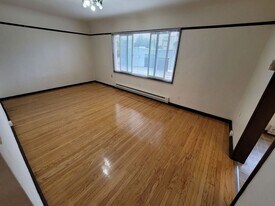 Preston Apartments in Seattle, WA - Building Photo