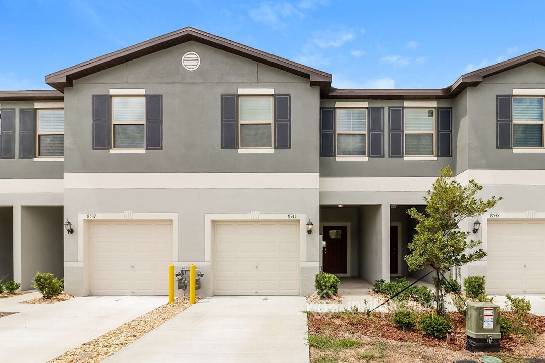 8541 Druid Oaks Ln in New Port Richey, FL - Foto de edificio