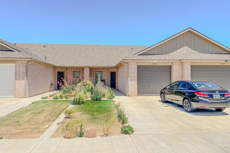 1122 N 7th St in Wolfforth, TX - Foto de edificio