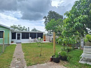 712 Lynn Ave in New Smyrna Beach, FL - Foto de edificio - Building Photo