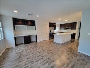 10537 Seasonable Dr in Las Vegas, NV - Building Photo - Building Photo