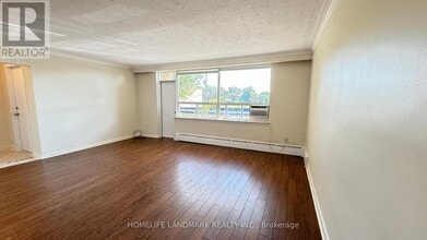 242-242 Wilmington Ave in Toronto, ON - Building Photo - Building Photo