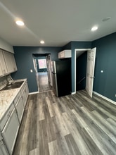 8212 S Dobson Ave in Chicago, IL - Building Photo - Building Photo
