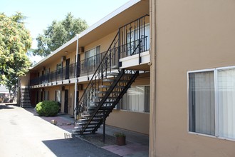 529 W Flora St in Stockton, CA - Foto de edificio - Building Photo