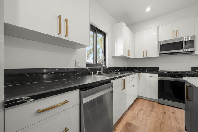 1920 S Sherbourne Dr in Los Angeles, CA - Building Photo - Building Photo