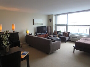 3600 N Lake Shore Dr, Unit 2809 in Chicago, IL - Foto de edificio - Building Photo