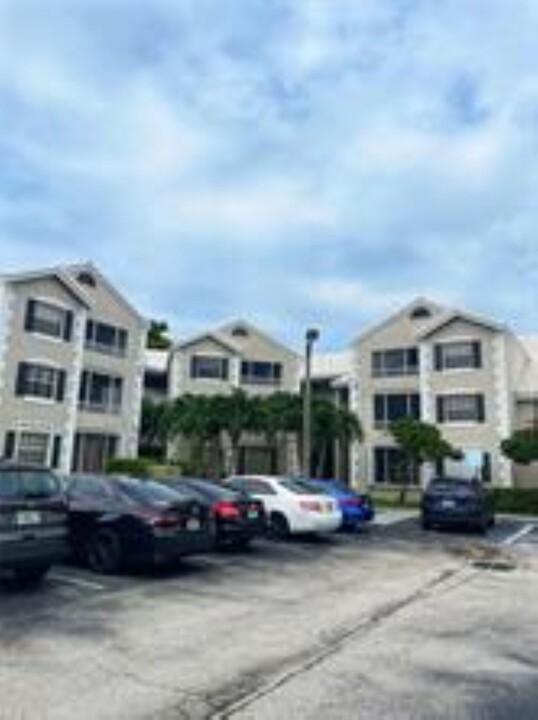 2881 N Oakland Forest Dr, Unit 208 in Oakland Park, FL - Building Photo