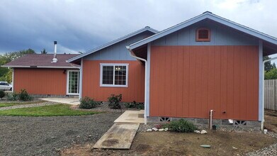 13130 Lookingglass Rd in Winston, OR - Foto de edificio - Building Photo