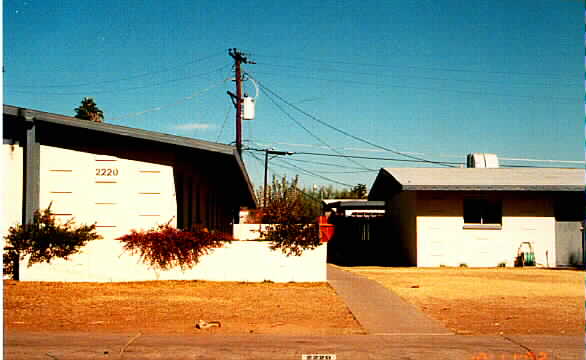 2220 W Devonshire Ave in Phoenix, AZ - Building Photo