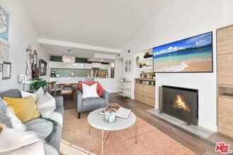 911 Kings Rd in West Hollywood, CA - Building Photo - Building Photo