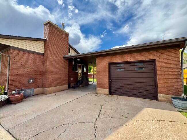466 W 500 N, Unit Spacious 2-Bedroom Main L in Richfield, UT - Foto de edificio - Building Photo