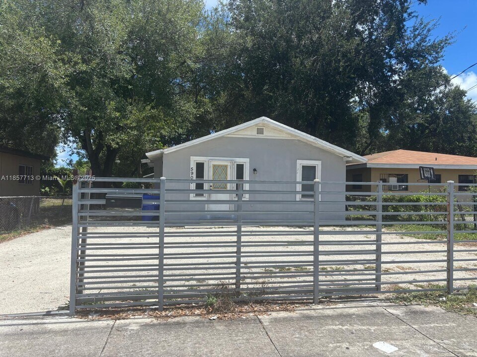 5909 NW 5th Ct in Miami, FL - Building Photo