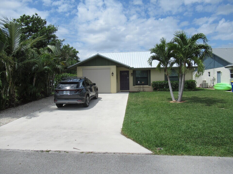 5832 SE Collins Ave in Stuart, FL - Building Photo