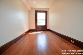 1736 Beacon St, Unit 2 in Brookline, MA - Building Photo - Building Photo