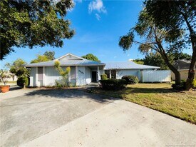 2041 SE Floresta Dr in Port St. Lucie, FL - Building Photo