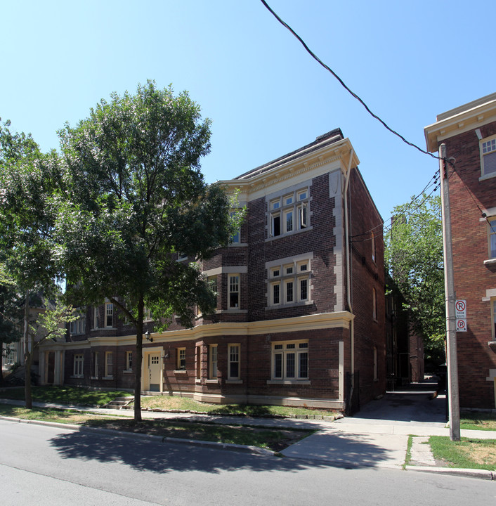 Lawton Manor in Toronto, ON - Building Photo