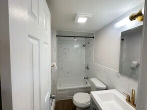 16 Delaware Ave, Unit Garden in Jersey City, NJ - Foto de edificio - Building Photo