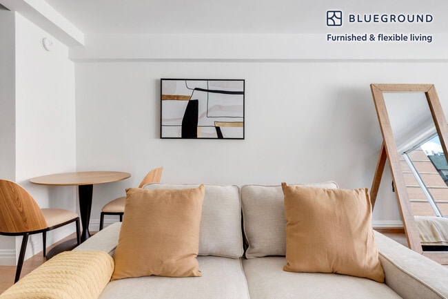 340 E 51st St in New York, NY - Building Photo - Building Photo