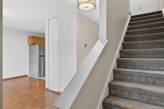 8 Knightsbridge in Poughkeepsie, NY - Building Photo - Building Photo