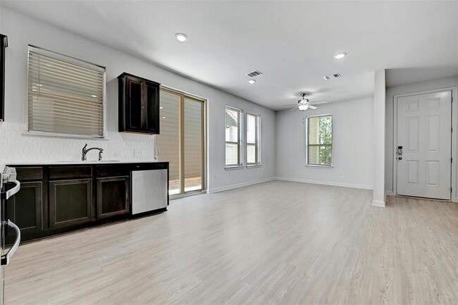8004 Lennon Dr in Austin, TX - Foto de edificio - Building Photo