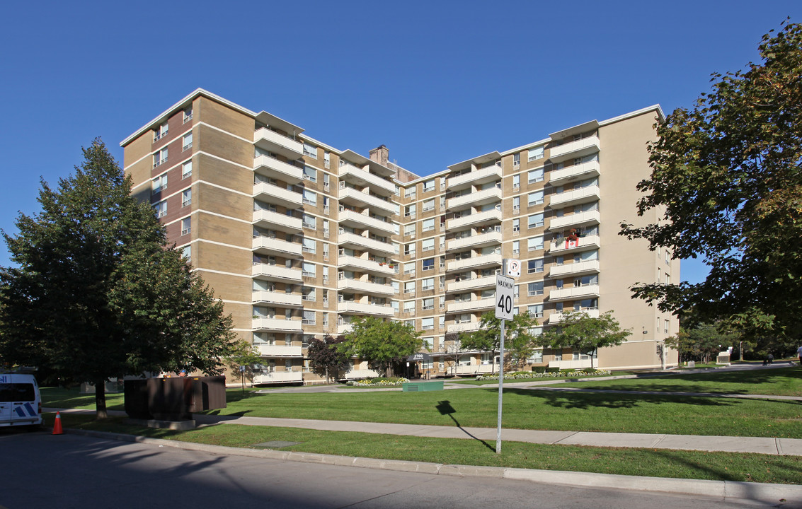 Hillhurst Park in Toronto, ON - Building Photo