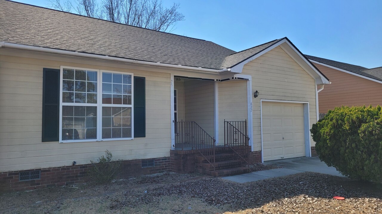 827 Encounter Pl in Hope Mills, NC - Building Photo