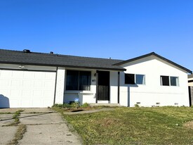 1671 Anoka Ave in Sacramento, CA - Building Photo