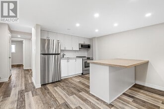 106 Wellington Main St in Belleville, ON - Building Photo - Building Photo