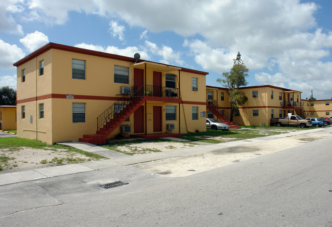 730-750 NW 101st St in Miami, FL - Building Photo - Building Photo