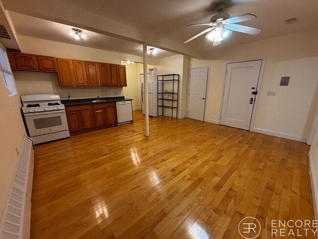 1555 Beacon St in Brookline, MA - Foto de edificio - Building Photo