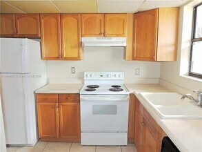 6010 Shaker Wood Cir in Tamarac, FL - Building Photo - Building Photo