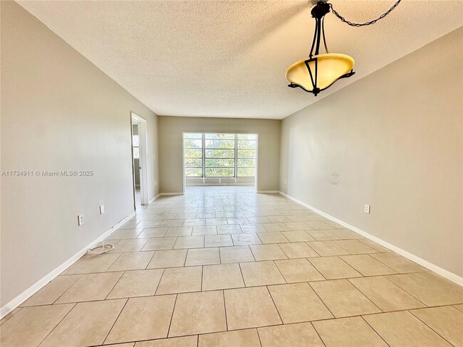 8500 Sunrise Lakes Blvd in Sunrise, FL - Building Photo - Building Photo