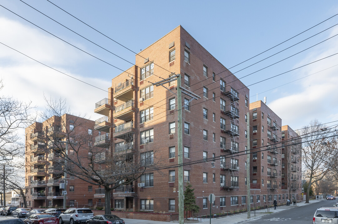 New Haven Towers in Far Rockaway, NY - Building Photo