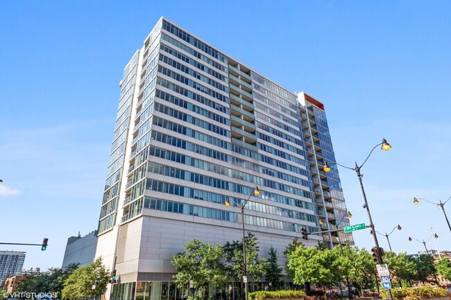 property at 659 W Randolph St