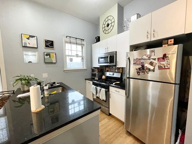 225 W 3rd St, Unit F in Boston, MA - Foto de edificio - Building Photo