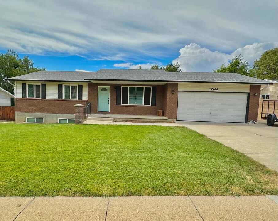 12146 Pineridge Rd in Sandy, UT - Building Photo