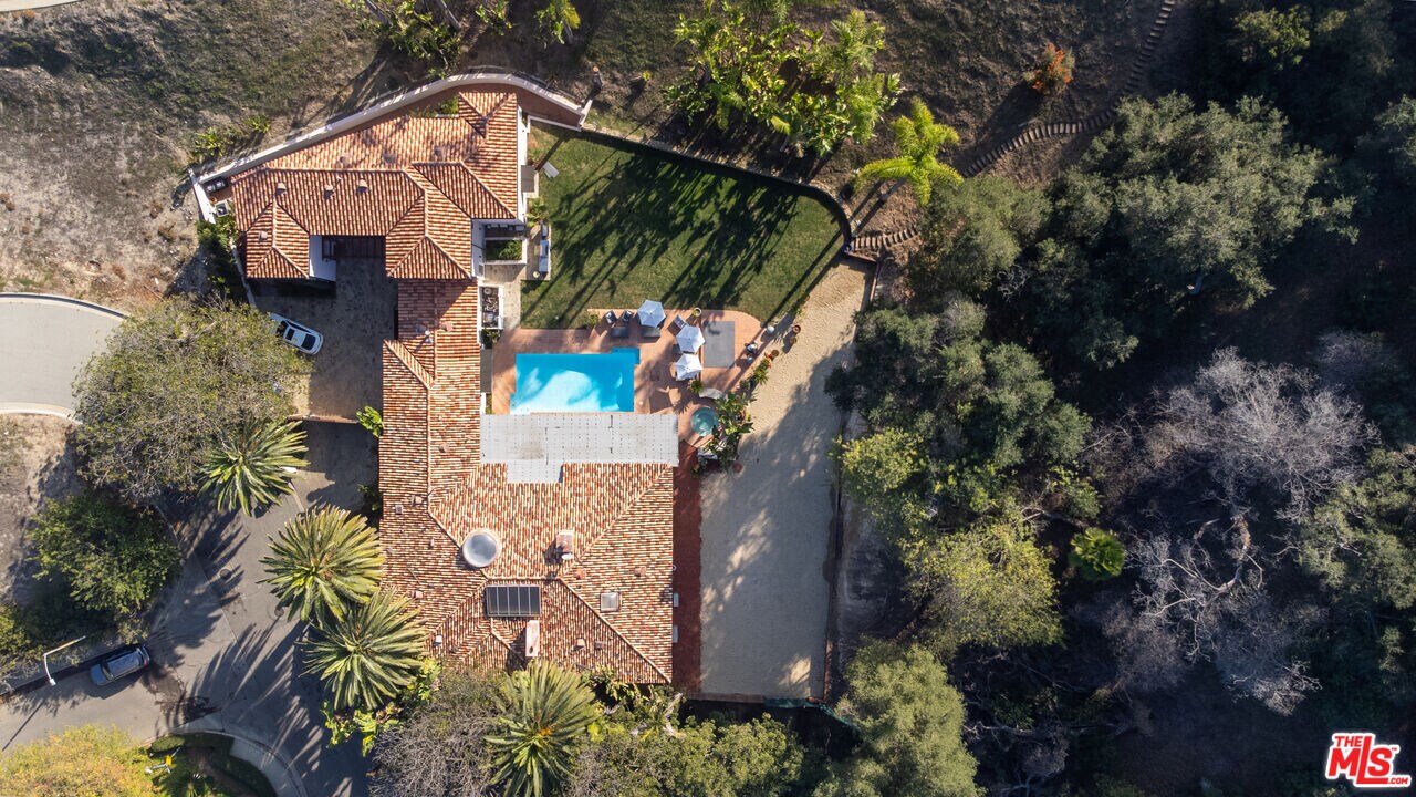 9696 Antelope Rd in Beverly Hills, CA - Foto de edificio