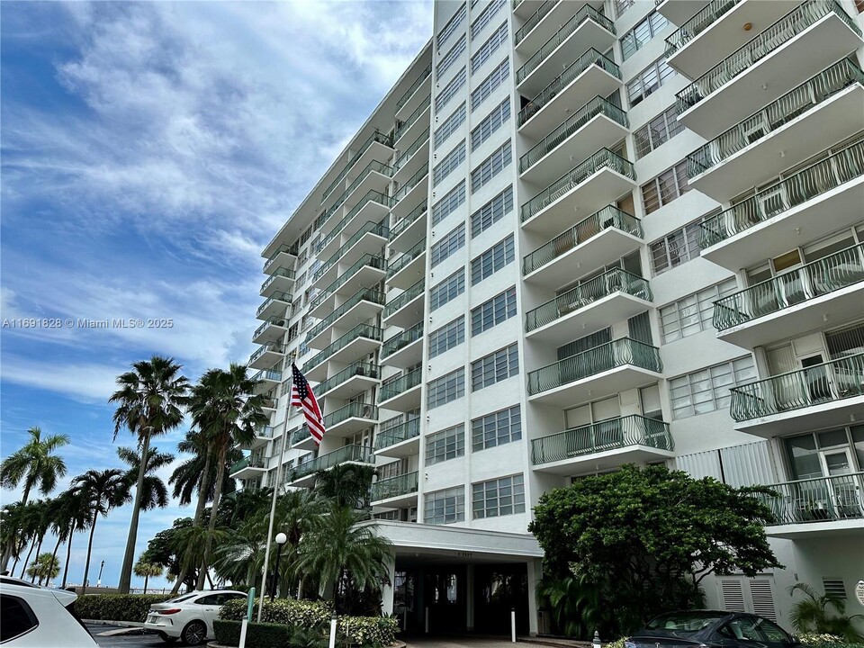 1408 Brickell Bay Dr in Miami, FL - Building Photo