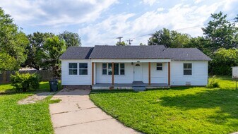 4000 Woodside Dr in Midwest City, OK - Building Photo