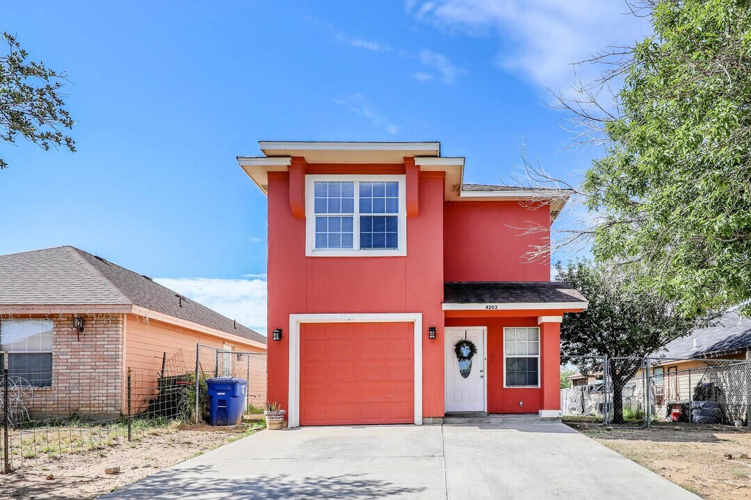 4203 Marla Dr in Laredo, TX - Foto de edificio