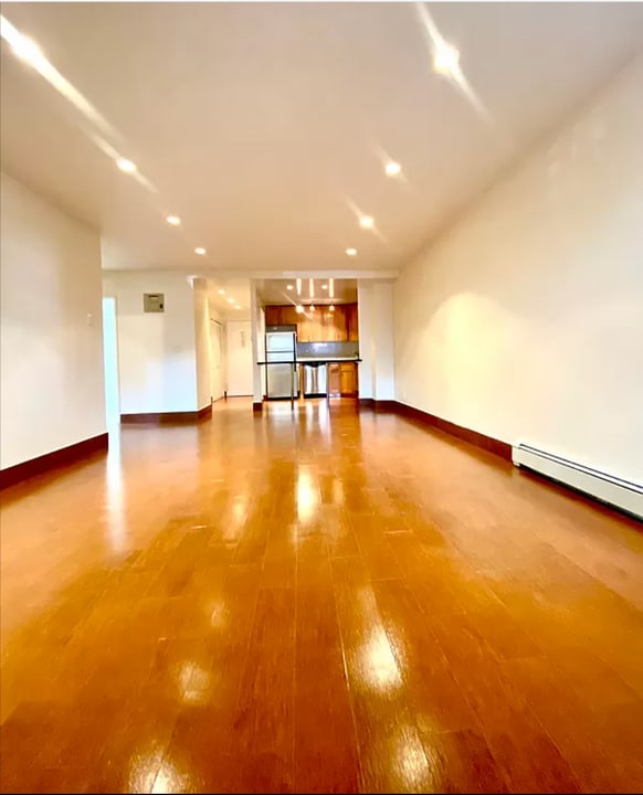 424 E 81st St in New York, NY - Building Photo