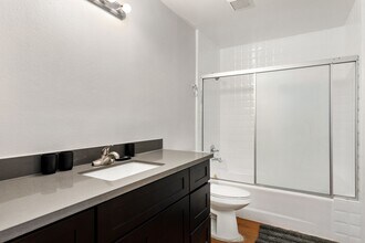 10777 Ashton Ave-Unit -Twin Room 5 - A in Los Angeles, CA - Building Photo - Building Photo