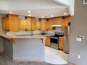 347 Terrace Dr E in Brookfield, WI - Building Photo - Building Photo
