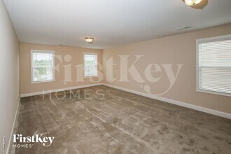 732 Breeders Cup Dr in Whitsett, NC - Foto de edificio - Building Photo