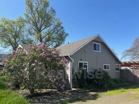 1296 NW Keasey St in Roseburg, OR - Building Photo