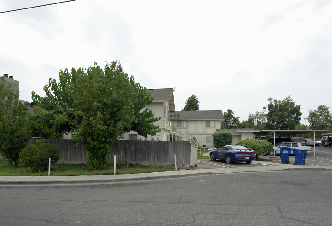 447 W Carob Ave in Reedley, CA - Building Photo