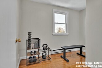 74 Dunboy St, Unit 2 in Boston, MA - Foto de edificio - Building Photo