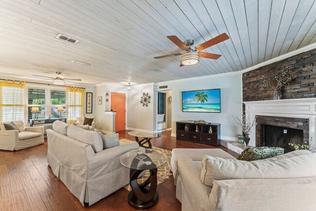 1937 Grove Bluff Cir W