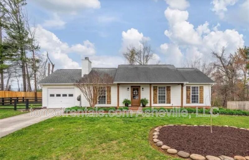 108 Sandpiper Ct in Fletcher, NC - Building Photo