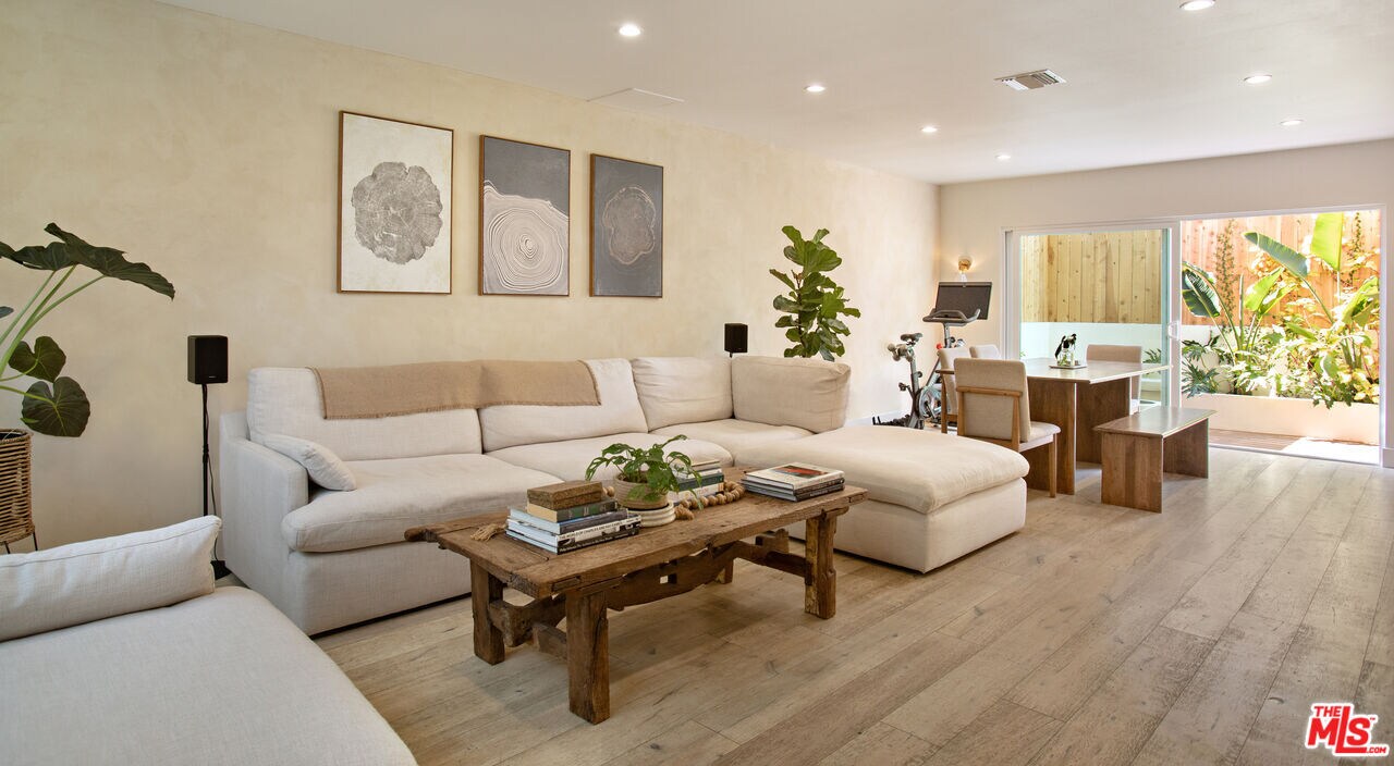 9015 Cynthia St in West Hollywood, CA - Building Photo